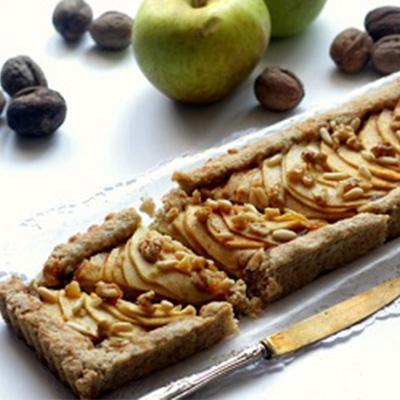 Crostata con mele e frutta secca