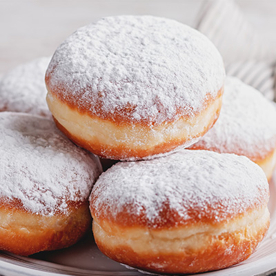 Krapfen fritti con zucchero a velo