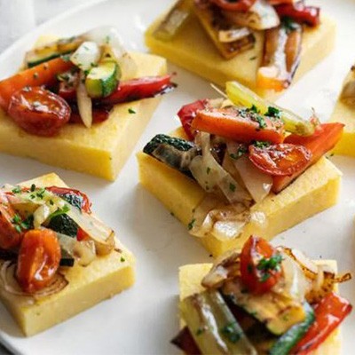 Crostini di polenta con ratatouille di verdure cotte in padella