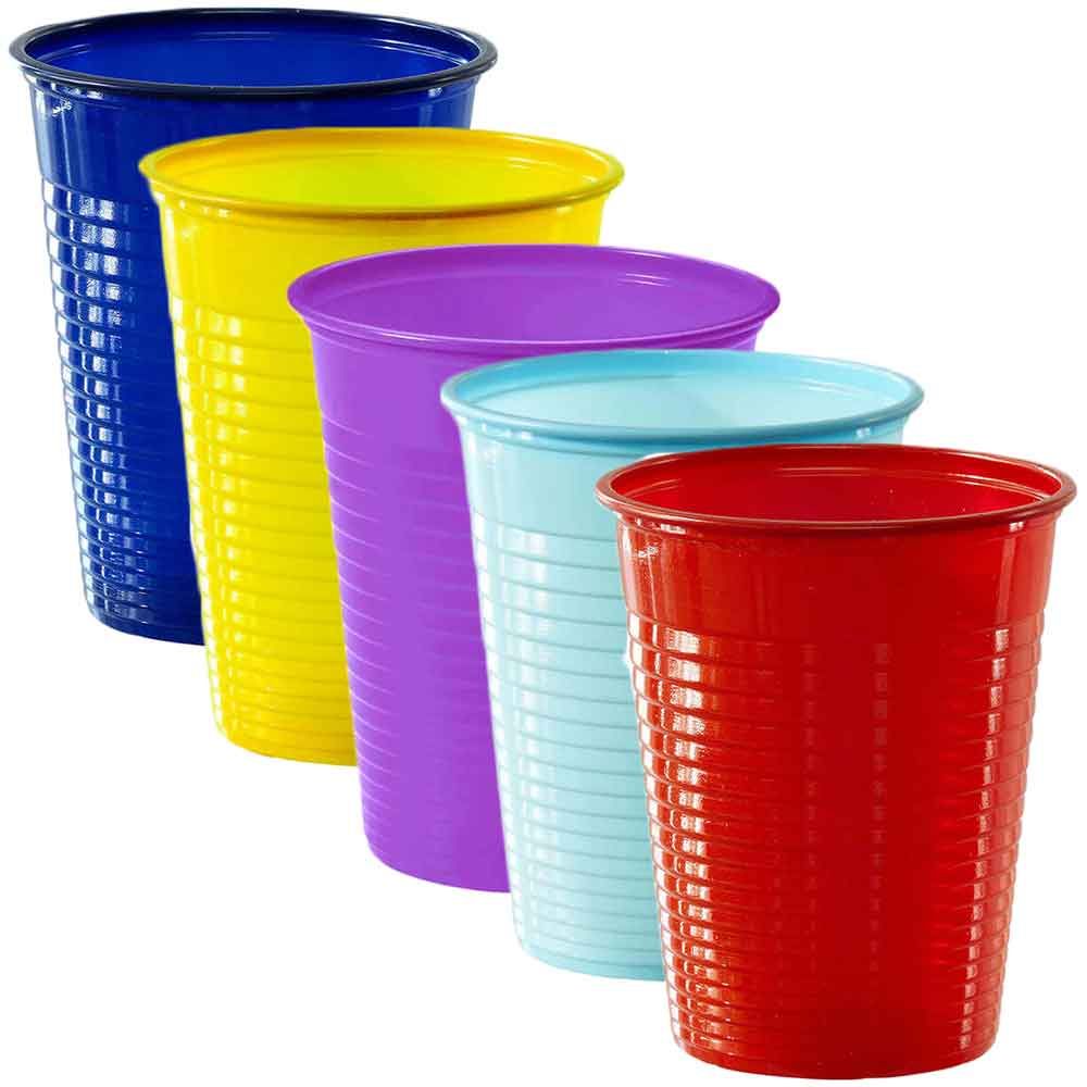Bicchieri di plastica colorati in polipropilene Stock Photo